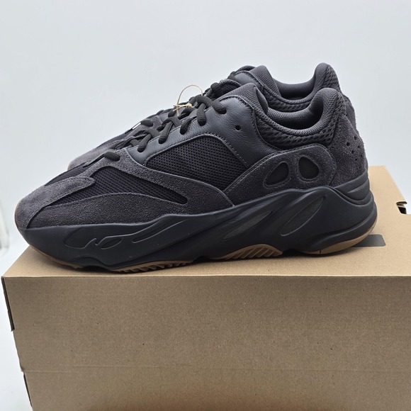 Adidas Yeezy Boost 700 Shoes Mens Size 10 Utility Black Sneaker FV5304